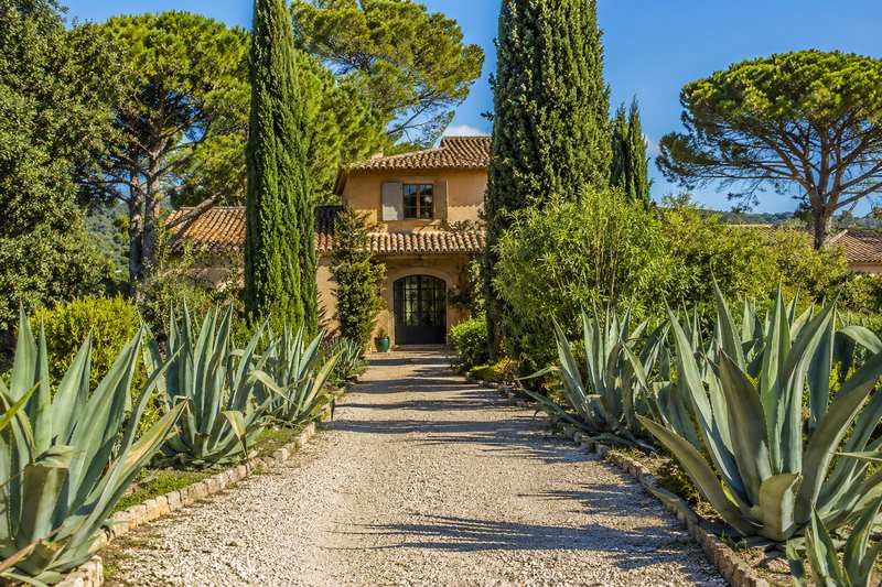 Allée d'accès d'une villa antiboise, trop étroite pour un gros porteur