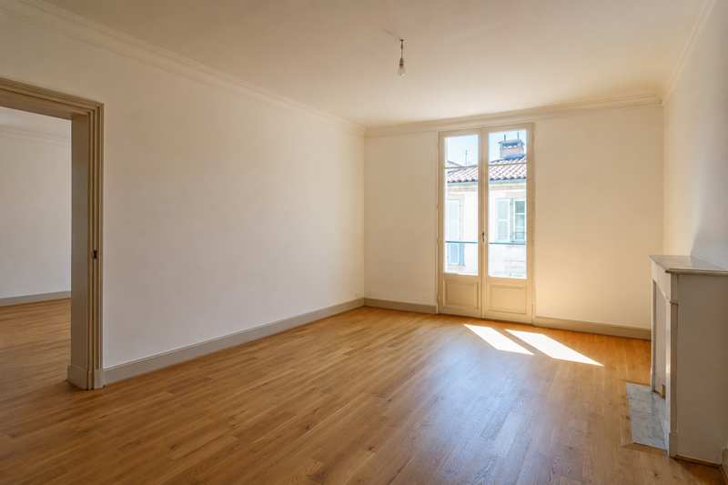 Appartement rendu entièrement nu, parquet balayé et ampoule au plafond