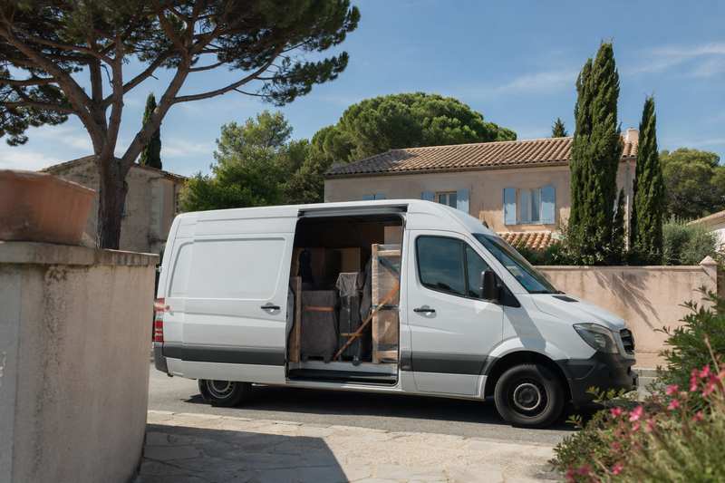 Camionnette porte laterale ouverte, meubles sangles et proteges sous des couvertures