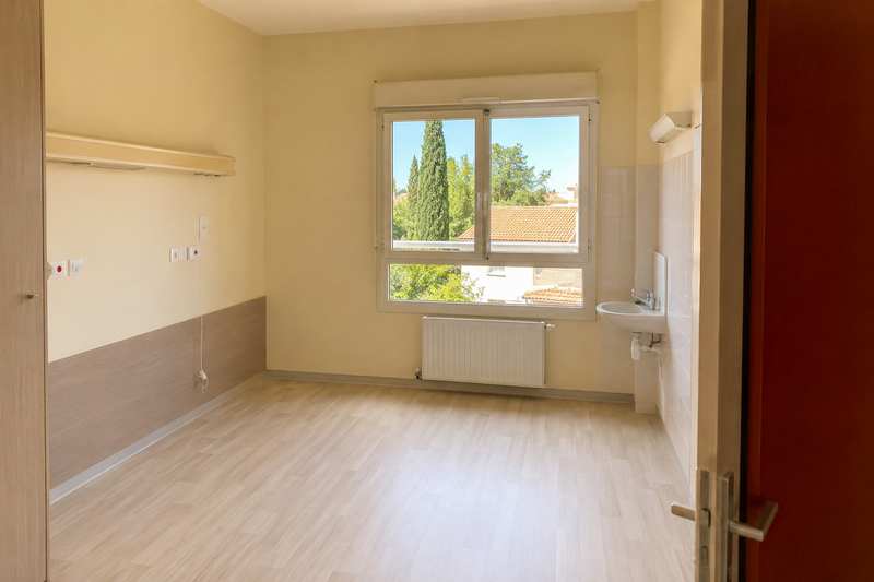 Logement libéré au sol vinyle, prêt pour le constat de sortie et la remise des clés
