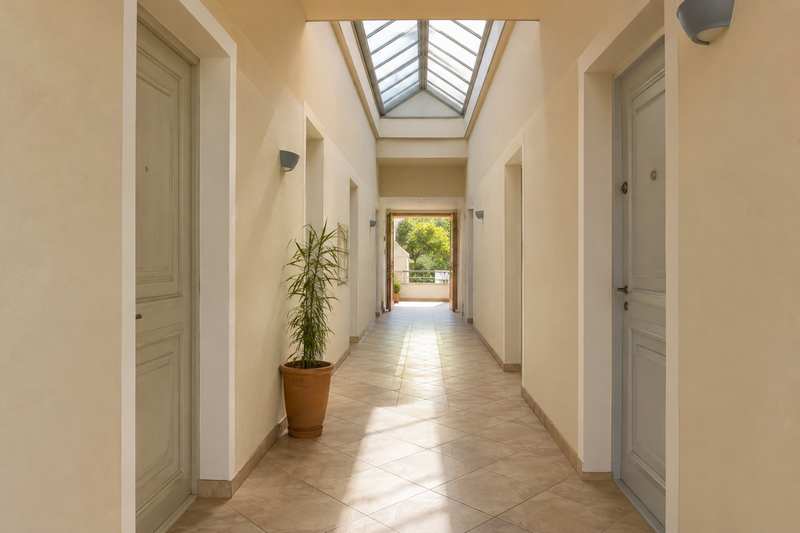 Couloir d'une résidence cannoise emprunté pour le portage du mobilier