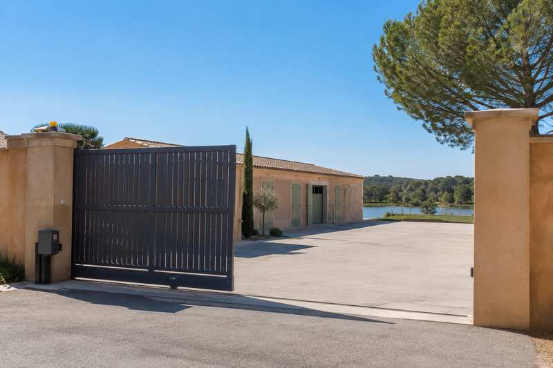 Cour d'un logement martégal offrant un accès direct au camion de débarras