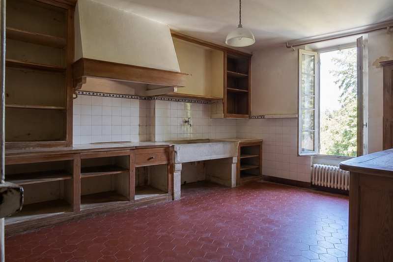 Cuisine d'un appartement aixois entièrement vidée après le passage de l'équipe
