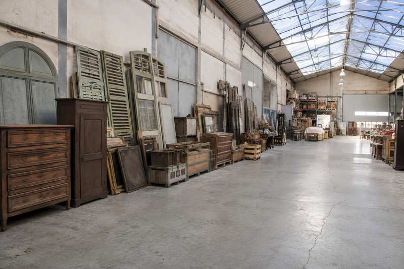 Meubles anciens repris dans un débarras varois et alignés au dépôt de tri