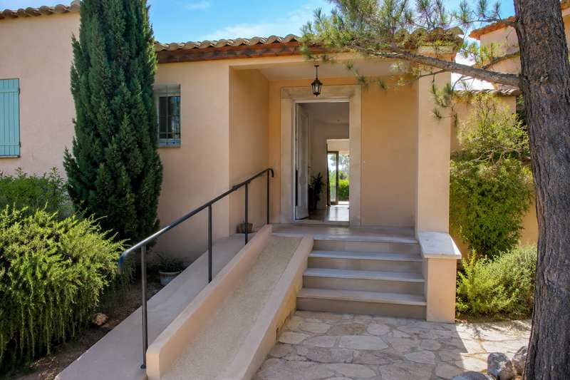Entrée d'un logement de Cagnes-sur-Mer par laquelle passe le portage