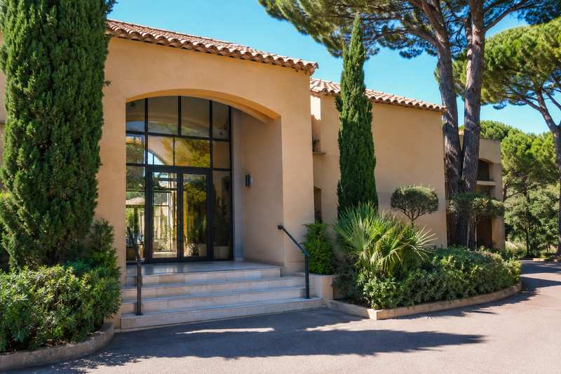 Hall d'immeuble niçois, sortie du mobilier vers la rue