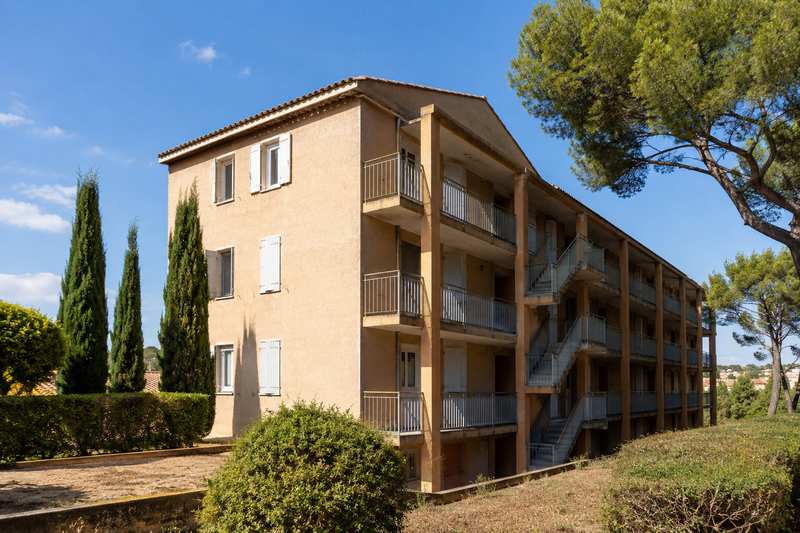 Immeuble d'appartements adossé aux collines niçoises
