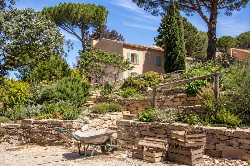 Jardin en restanques à Hyères, avec des caisses à évacuer par portage