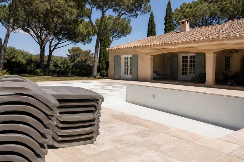 Mobilier d'extérieur à évacuer sur une terrasse cannoise