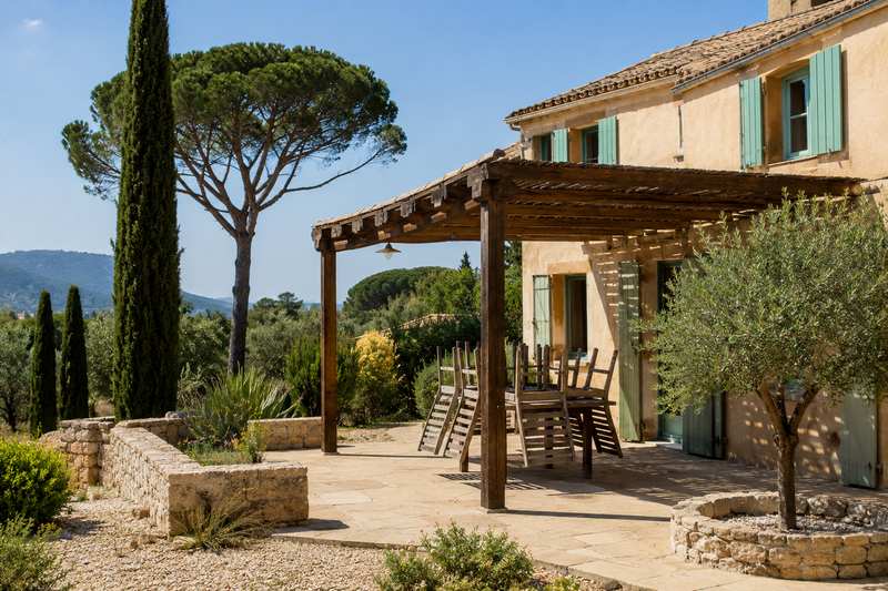 Mobilier de jardin à évacuer dans une villa d'Antibes