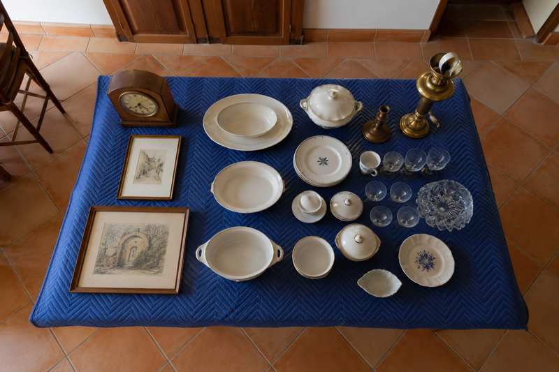 Objets anciens alignés sur une couverture de déménagement