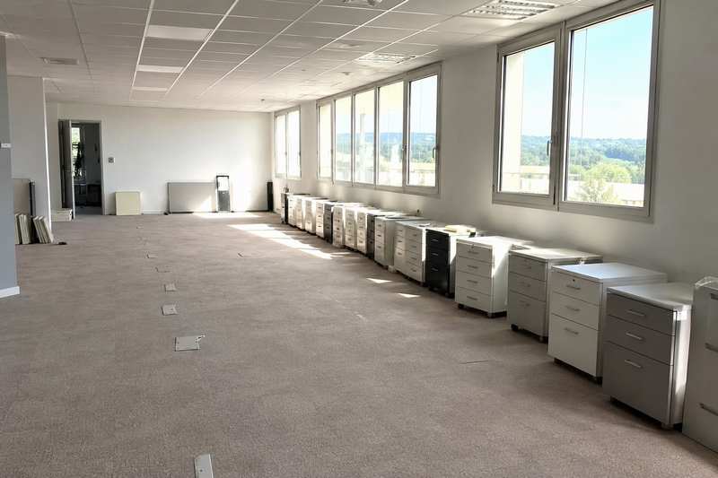 Bureau dégagé avec caissons alignés, prêt pour le classement d'un dossier