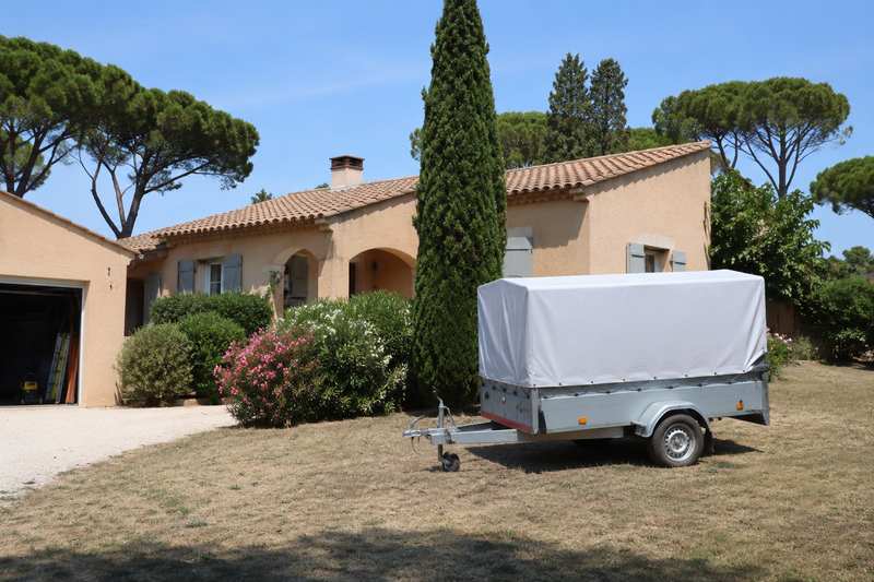 Remorque de débarras dans le jardin d'un pavillon de Martigues