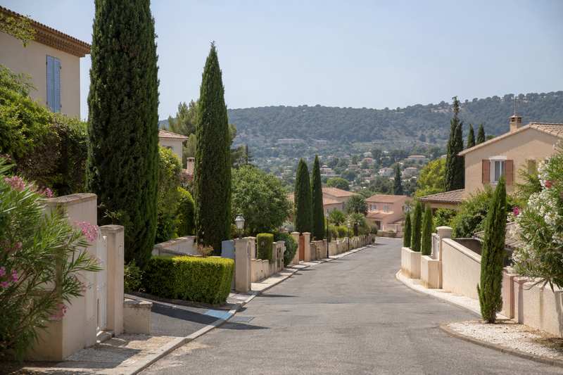 Rue étroite d'Aix-en-Provence où le stationnement du camion se prépare à l'avance