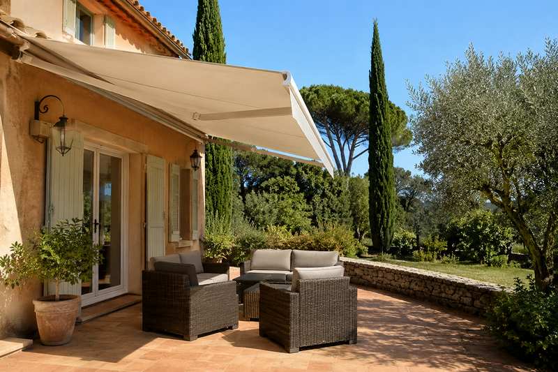 Terrasse d'un logement hyérois chargée de mobilier à débarrasser