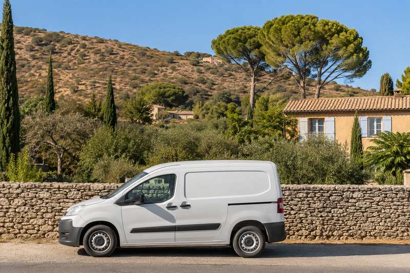 Utilitaire blanc le long d'un mur en pierre sèche dans l'arrière-pays des Alpes-Maritimes