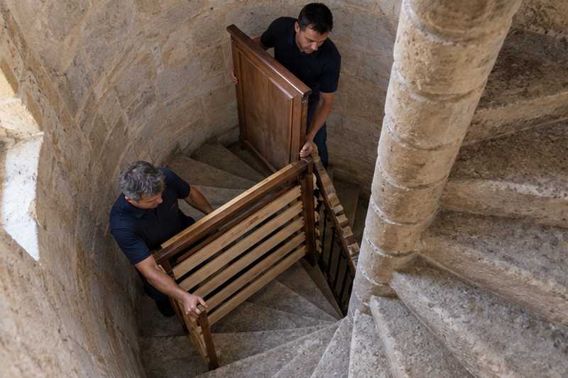 Lit démonté descendu dans un escalier en colimaçon, Grasse, Saint-Jacques