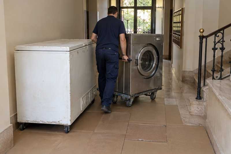 Électroménager hors d'usage sur sol protégé, Marseille 8e, Le Rouet